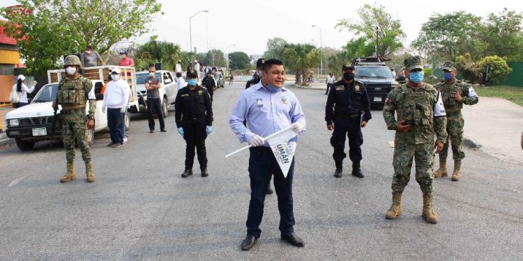 Alcalde de Umán realiza entrega de despensas escoltado por la Guardia Nacional y policías estatales y municipales tras saqueo de días pasados en fraccionamiento Piedra de Agua