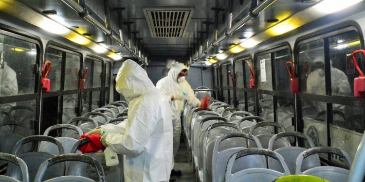 Para proteger la salud de los pasajeros, se implementa la sana distancia al interior de las unidades del transporte público