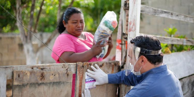 El alcalde Renán Barrera entrega apoyos alimentarios, casa por casa, a vecinos de comisarías