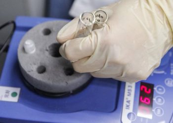 Universidad de Oxford dice que podría tener vacuna contra el coronavirus / Aseguran que funciona en chimpancés pero aún no hay nada seguro