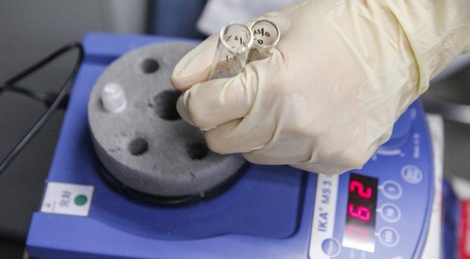 Universidad de Oxford dice que podría tener vacuna contra el coronavirus / Aseguran que funciona en chimpancés pero aún no hay nada seguro