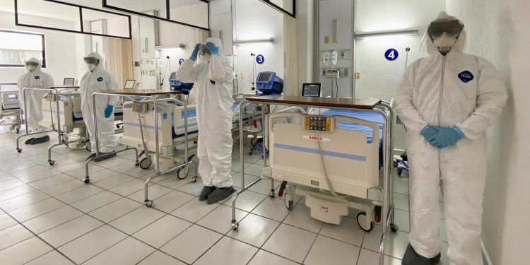 En Temamatla, Estado de México, el presidente Andrés Manuel López Obrador supervisó la reconversión del campo militar donde se atenderá a enfermos de coronavirus / Ayer inauguró el Hospital Rural del IMSS Bienestar en Tlaxiaco, Oaxaca