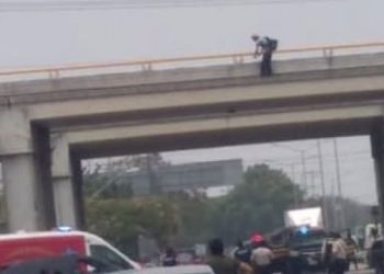 Individuo huye y amenaza tirarse del paso a desnivel a Xmatkuil tras supuestamente acuchillar a otra persona