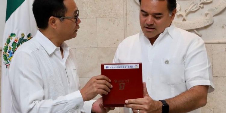 Ayuntamiento de Mérida recibe donativo de 20 mil cubrebocas de manos de la Asociación China “Península de Yucatán”