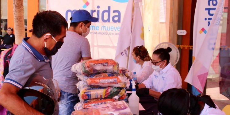 El Ayuntamiento que encabeza el alcalde Renán Barrera mantiene la entrega de apoyos emergentes a la población vulnerable