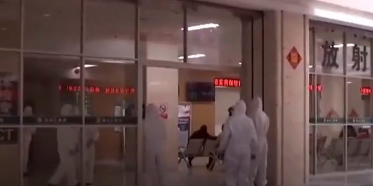 El nuevo coronavirus al parecer se mantiene en el aire en espacios abarrotados o en habitaciones que carecen de ventilación