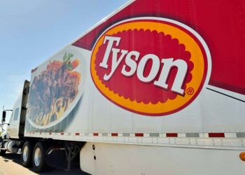 Smithfield Foods, el mayor procesador de carne de cerdo del mundo, advirtió que Estados Unidos se está moviendo “peligrosamente cerca del límite” en el suministro de comestibles por cierre de plantas provocado por el COVID-19