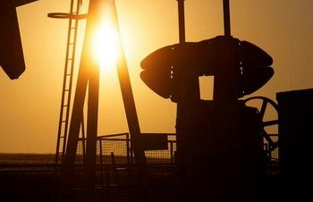 Límites de almacenamiento de petróleo provocan caída del barril de oro negro