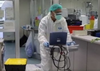 “Estamos viendo más y más jóvenes que experimentan síntomas graves de la enfermedad. Vemos a gente de 30 y 40 años en la Unidad de Cuidados Intensivos (UCI) y que han muerto”, advierte la OMS