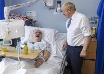 El primer ministro británico, Boris Johnson, fue ingresado a cuidados intensivos por infección de coronavirus y se encontraría inconsciente / El canciller británico Dominic Raab reemplazará a Johnson