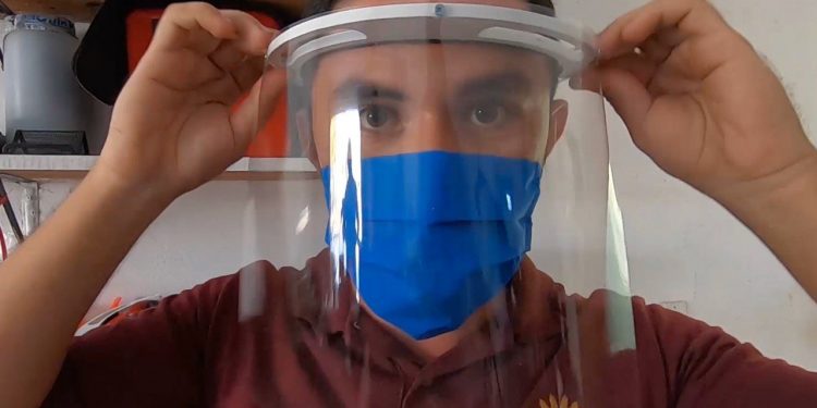 Estudiantes del Instituto Tecnológico Superior de Motul elaboran caretas de protección para el personal médico, gel antibacterial y cubrebocas