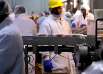La empresa estadounidense, Smithfield Foods Inc., el procesador de carne de cerdo más grande del mundo, informó que cerraría dos plantas que procesan tocino y jamón, tras cerrar un matadero por el alto número de trabajadores contagiados de coronavirus