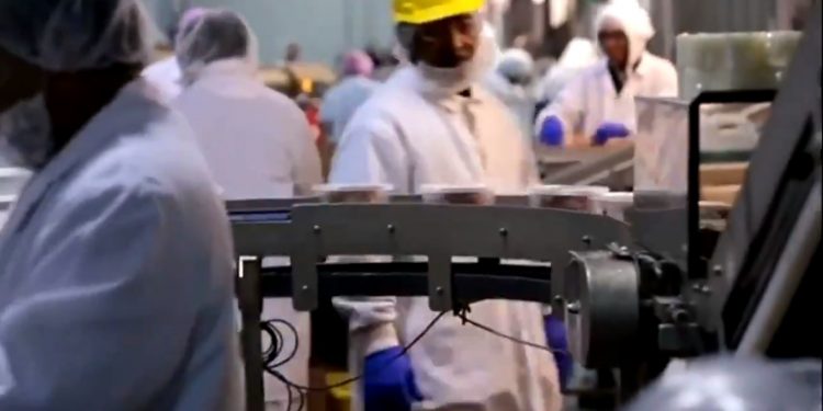 La empresa estadounidense, Smithfield Foods Inc., el procesador de carne de cerdo más grande del mundo, informó que cerraría dos plantas que procesan tocino y jamón, tras cerrar un matadero por el alto número de trabajadores contagiados de coronavirus