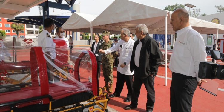 Presidente supervisa instalaciones exclusivas para pacientes de COVID-19 en Centro Médico Naval