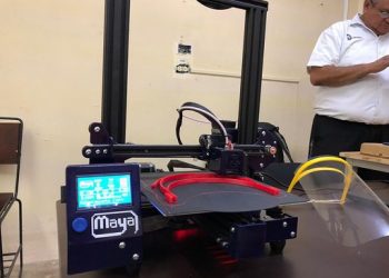 Jóvenes universitarios del sur de Yucatán elaboran caretas de acrílico para el personal médico