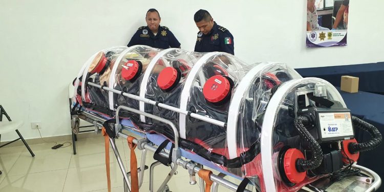 Gobierno de Yucatán equipa ambulancias con cápsulas aislantes para el traslado y atención de pacientes con Coronavirus