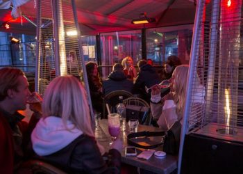 Suecia, a diferencia del resto de Europa, permite a su población circular libremente y reunirse, incluidos en bares y pubs