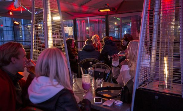 Suecia, a diferencia del resto de Europa, permite a su población circular libremente y reunirse, incluidos en bares y pubs