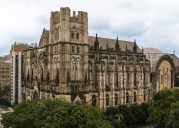 140,000 infecciones y 5500 muertes únicamente para el estado de Nueva York hoy, el epicentro de una pandemia que hasta ahora ha registrado casi 400,000 casos y 12829 víctimas en los Estados Unidos / Catedral de San Juan el Divino abrirá sus puertas a enfermos