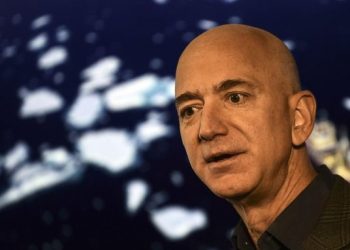 Jeff Bezos, fundador, director ejecutivo de Amazon y uno de los hombres más ricos del mundo donó 100 millones de dólares a red de bancos de alimentos, tras denuncias de malas condiciones laborales y protestas de trabajadores por exponerlos al coronavirus