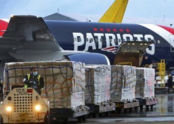 Funcionarios de Alemania y Francia acusan a Estados Unidos de practicar la piratería moderna al apropiarse de máscarillas que iban dirigidas a sus países, según acusan