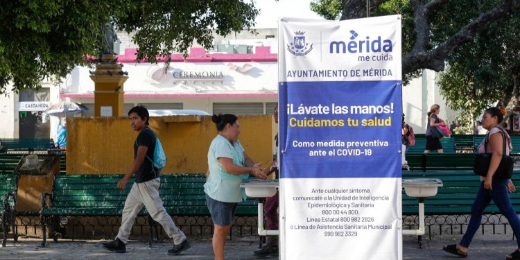 Ayuntamiento de Mérida instala túnel sanitizante en la Plaza Grande así como lavamanos