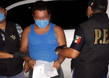 Detienen a sujeto que quemó un árbol en la Plaza Grande de Mérida poniendo en peligro a peatones y al patrimonio de la ciudad, afirman autoridades