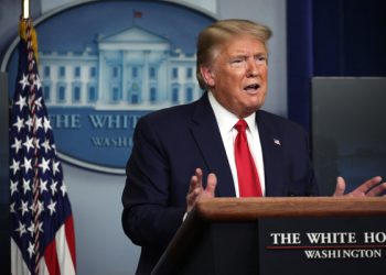 “Nunca dejaremos que la gran industria de petróleo y gas de Estados Unidos se hunda”, advierte Donald Trump, ante el hundimiento del sector/ Anuncian compra de mil millones de barriles para reserva estratégica