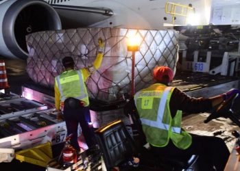 Más de dos millones de mascarillas quirúrgicas llegaron esta noche al AICM para personal médico que afronta el COVID-19