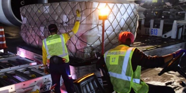 Más de dos millones de mascarillas quirúrgicas llegaron esta noche al AICM para personal médico que afronta el COVID-19