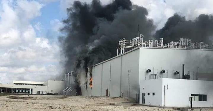 Incendio de grandes proporciones provoca graves daños a planta de Grupo Porcícola Mexicano en Tixpéhual-Sahé / Estaban trabajando 40 obreros en su interior pero no hay heridos reportados