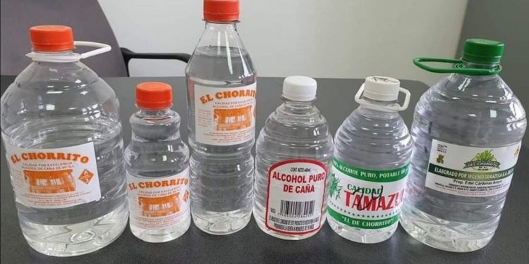 73 personas intoxicadas por consumo de alcohol de caña adulterado con metanol en Jalisco / 23 murieron