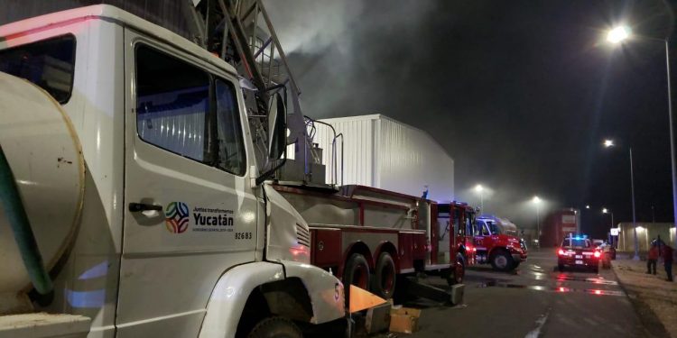 Obrero de Kekén resultó con quemaduras de primer grado / 100 elementos de la SSP combatieron el fuego al oriente de Mérida