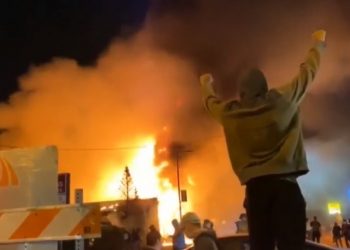 Cercan y cierran puertas en la Casa Blanca / Protestas contra la muerte violenta a manos de la policía de Minneapolis de George Floyd, se multiplicaron con incendios, quema de vehículos policiales y saqueos