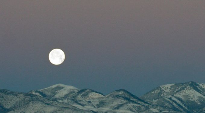 Entre la primavera y el verano, surgirá la Luna llena de las Flores
