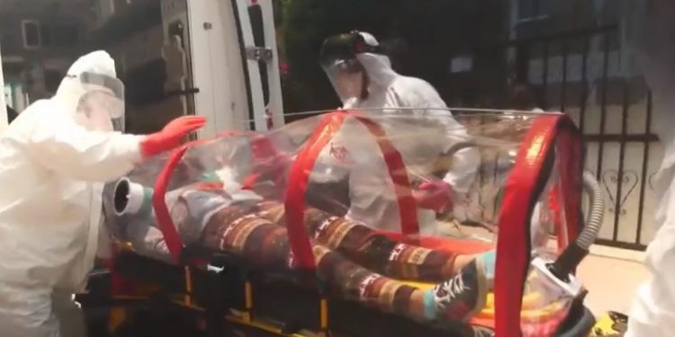 Hay impacto desproporcionado del coronavirus en personas que sufren enfermedades crónicas como hipertensión, padecimientos cardiovasculares, diabetes, cáncer, asma y otros males respiratorios, advierte la OPS