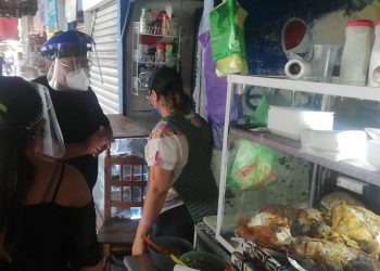 Negocios que permanecían abiertos en los mercados Lucas de Gálvez y San Benito quedan cerrados a partir de hoy, dice alcalde Renán Barrera, quien aseguró que las pruebas aplicadas a locatarios son las más confiables / No hay fallecidos, hasta ahora, afirma