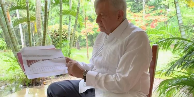 El presidente AMLO viaja por carretera a la Península de Yucatán para inaugurar los tramos del tren maya en Campeche, Yucatán y Quintana Roo / Informa del pago de deudas con el fisco de FEMSA e IBM