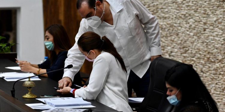 Diputado Felipe Cervera rechaza haber “gritado y agredido” a dos legisladoras de su bancada en “represalia por su voto” en comisiones: “existe intensa campaña de noticias falsas”, dice / Legisladoras lo defienden