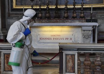 La enfermedad ya ha perdido agresividad, y ha disminuido sus efectos más letales, afirma virólogo italiano sobre el coronavirus