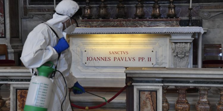 La enfermedad ya ha perdido agresividad, y ha disminuido sus efectos más letales, afirma virólogo italiano sobre el coronavirus