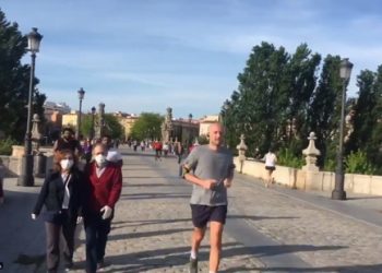 España rebasa la cifra de los 25 mil fallecidos por COVID-19, mientras relaja las medidas de confinamiento