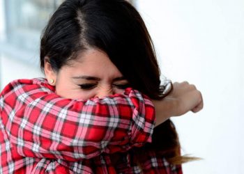La transmisión del COVID-19 se produce principalmente debido al contacto entre personas y mediante gotículas respiratorias expulsadas por tos, estornudos o al hablar