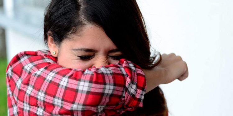 La transmisión del COVID-19 se produce principalmente debido al contacto entre personas y mediante gotículas respiratorias expulsadas por tos, estornudos o al hablar