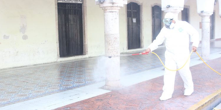 Sanitizan calles de Valladolid, segundo municipio con más casos de COVID-19 de Yucatán
