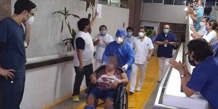Una paciente femenina de 52 años de edad diagnosticada con COVID-19, superó la enfermedad tras seis días de atención en el Hospital General Regional (HGR) No.12 de Yucatán