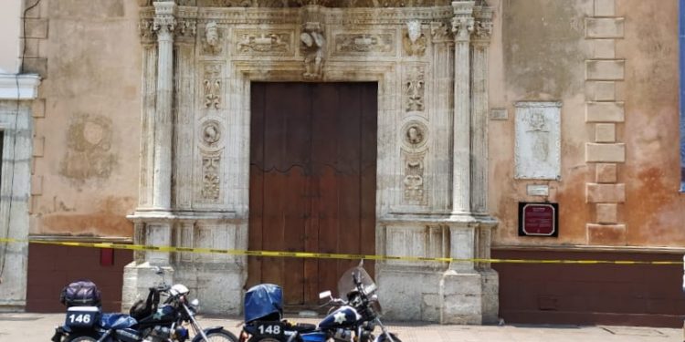 Fallece mujer en el centro de Mérida en pasillos de un banco