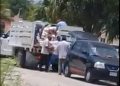 Habitantes pescaron in fraganti a un grupo de personas descargando despensas enviadas por el gobierno del Estado, para ayudar a la población necesitada, a un vehículo particular en Kanasín: se las están robando, dicen