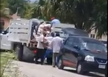 Habitantes pescaron in fraganti a un grupo de personas descargando despensas enviadas por el gobierno del Estado, para ayudar a la población necesitada, a un vehículo particular en Kanasín: se las están robando, dicen