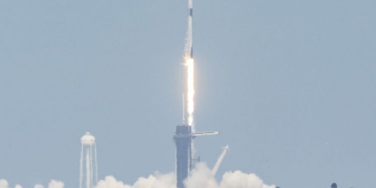 El lanzamiento del Crew Dragon de SpaceX y NASA es el primer vuelo tripulado realizado por una empresa privada, bajo el comando de Elon Munsk